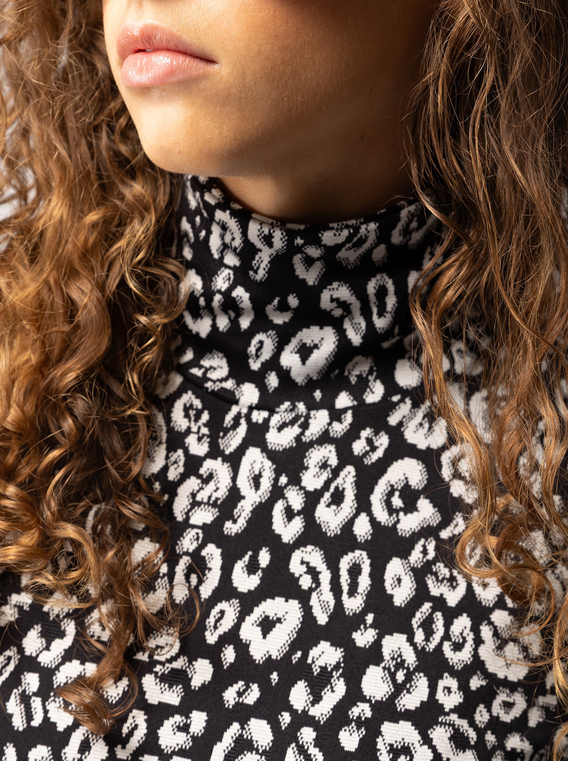 Socco undershirt in black & white Leopard jersey